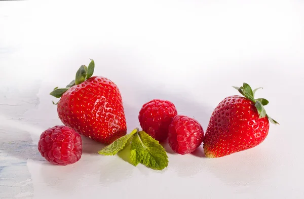 Aardbeien en frambozen — Stockfoto