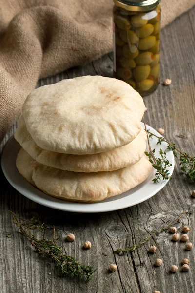 Пита хлеб с тимьяном и оливками — стоковое фото