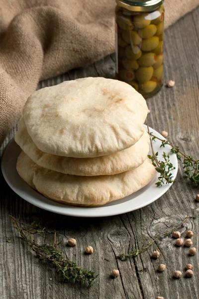 Pão Pita com tomilho e azeitonas — Fotografia de Stock