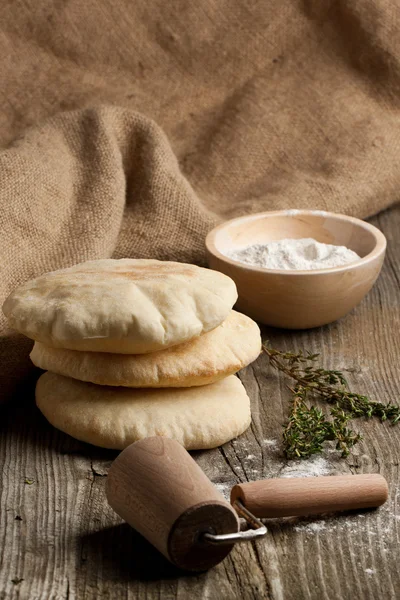 Pita chléb s moukou — Stock fotografie