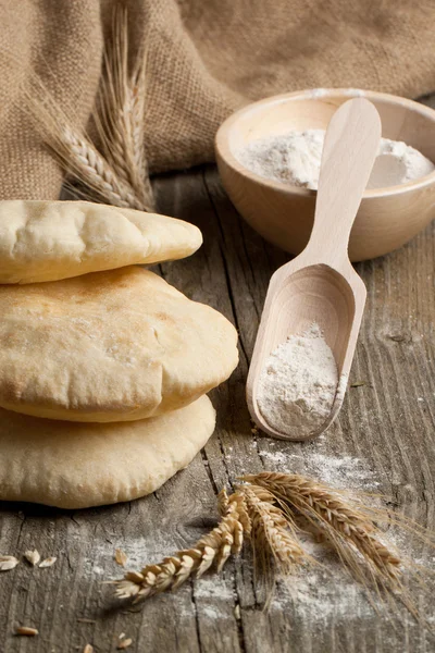 Pan de pita con espigas y harina —  Fotos de Stock