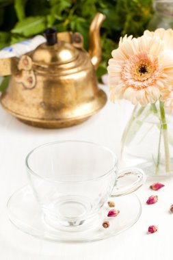 hombre disfrutando de un libro en casa