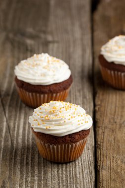 krem şanti ile cupcakes