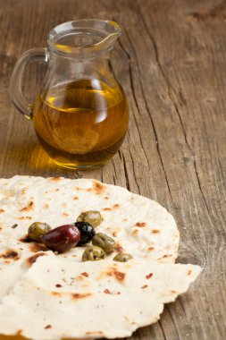 zeytin, ekmek ve zeytinyağı