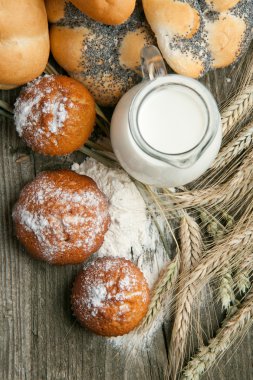 ekmek ve süt ile kek çok