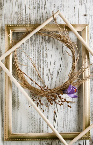 Suché věnec s fialovým květem crocus — Stock fotografie