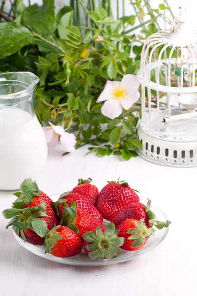 Plate with fresh strawberries — Stock Photo, Image