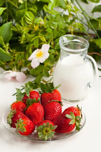 Plate with fresh strawberries with milk — Stock Photo, Image