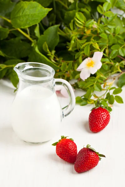 Tre fragole con latte — Foto Stock