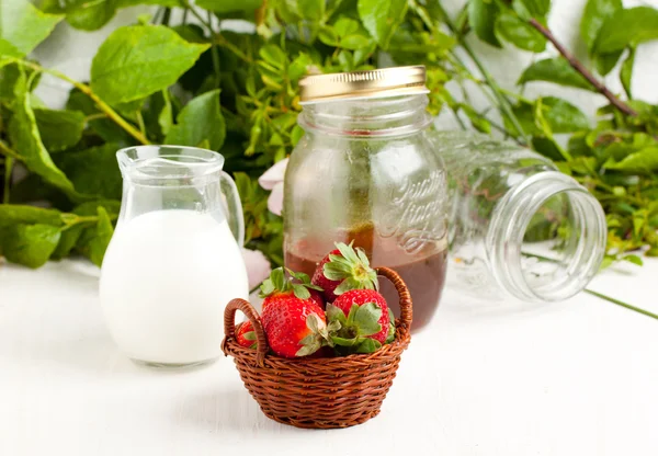 Mandje van verse aardbeien met melk en honing — Stockfoto