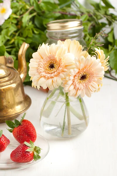 Bouquet de gerbera fleur avec assiette de fraises — Photo