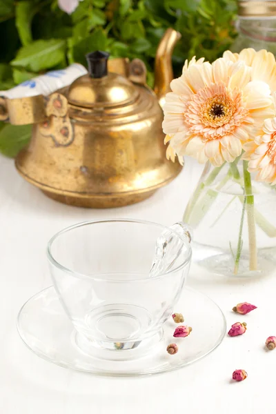 ก้อนของ Gerbera ดอกไม้ที่มีถ้วยแก้วว่างเปล่า — ภาพถ่ายสต็อก