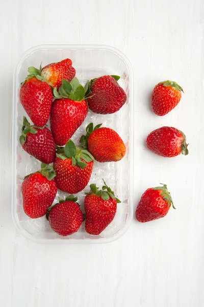 Låda med jordgubbar — Stockfoto