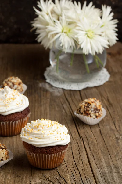 Cupcakes with cokolate truffles and flowers — Stock Photo, Image