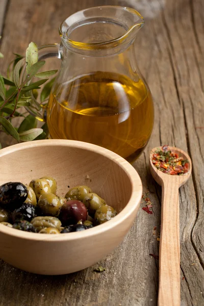 Bowl with olives and olive oil — Stock Photo, Image