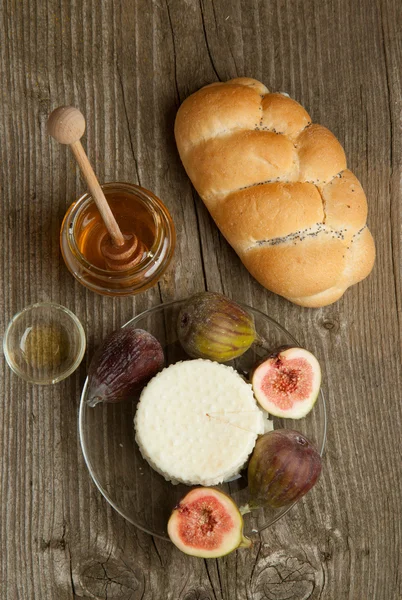 Белый сыр с инжиром и хлебом — стоковое фото