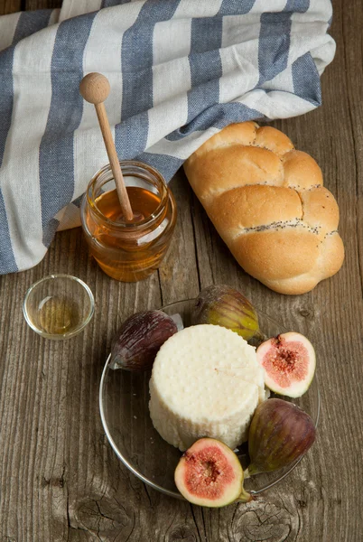 White cheese with figs and bread — Stock Photo, Image