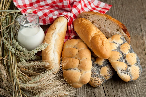 Viel Brot mit Milch und Ähren — Stockfoto