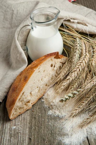 Pedazo de pan con leche — Foto de Stock