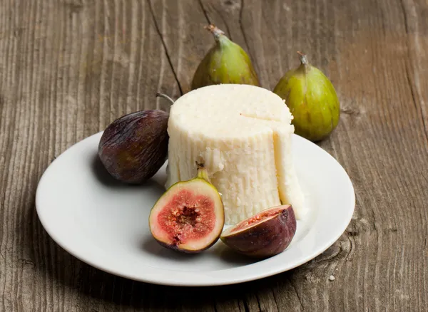 Ripe Fig Fruits and cheese — Stock Photo, Image