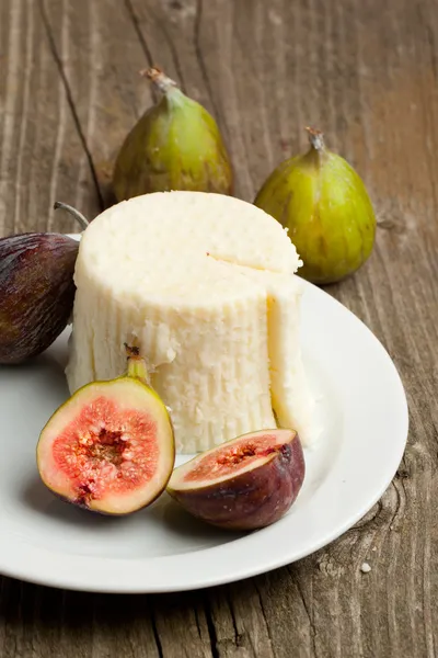 White cheese with figs — Stock Photo, Image