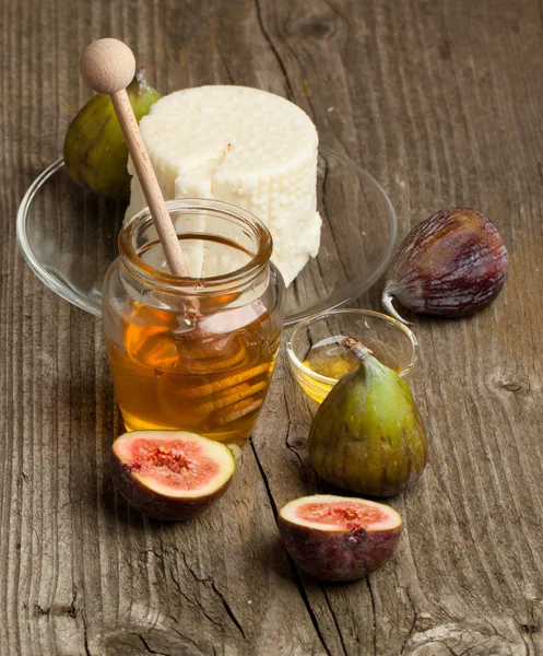 White cheese with figs and honey — Stock Photo, Image