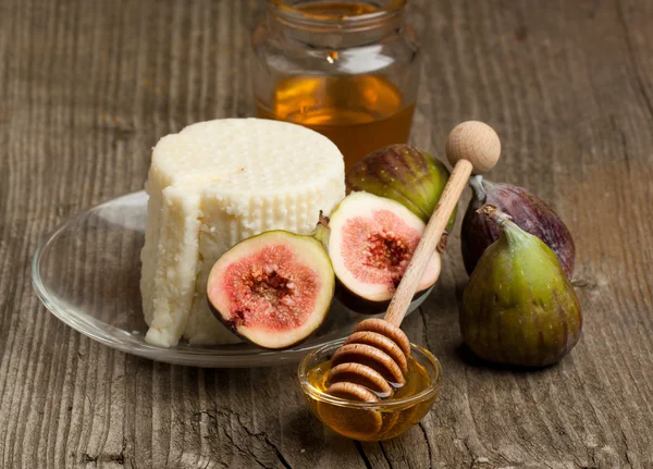 White cheese with figs and honey — Stock Photo, Image