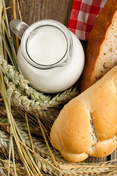 Pezzi di pane con latte — Foto Stock