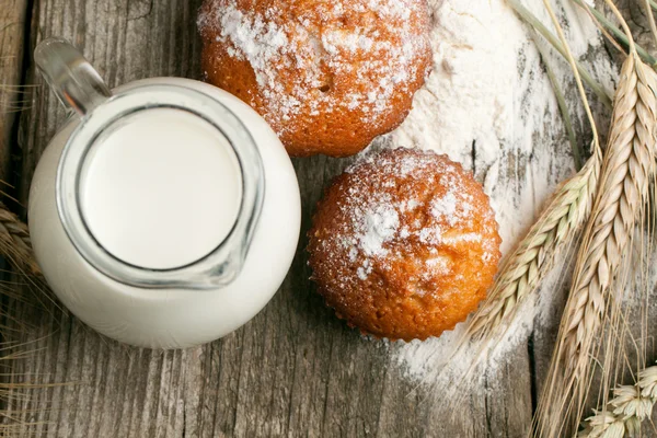 Fresh cake, milk and spikes — Stock Photo, Image