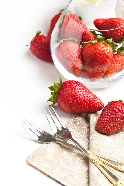 Frische Erdbeeren über weiße — Stockfoto