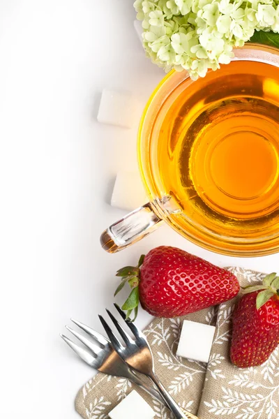 Kopje thee en aardbeien over Wit — Stockfoto