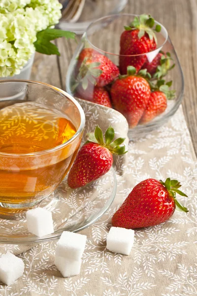 Snídaně s čajem a jahody — Stock fotografie