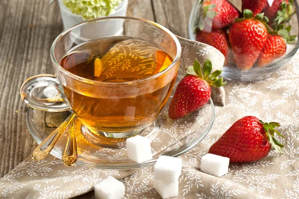 Ontbijt met thee en aardbeien — Stockfoto