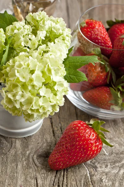 Strawberries and flowers — Stock Photo, Image