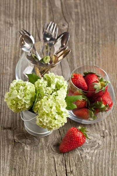 Strawberries and flowers — Stock Photo, Image