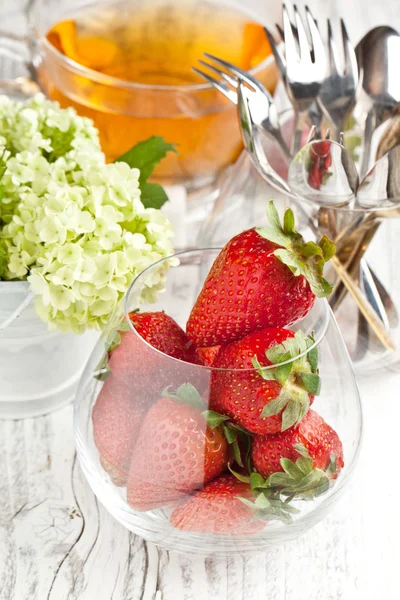 Fresh strawberries with flowers — Stock Photo, Image