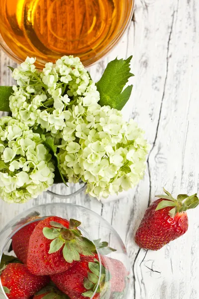 Flowers and strawberries over white — Stock Photo, Image