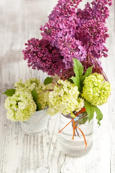 Witte en paarse bloemen — Stockfoto