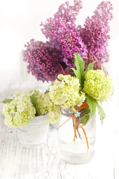 Beyaz ahşap masa üzerinde Eflatun çiçek grup