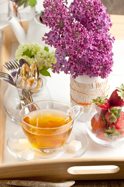 Breakfast with tea and strawberries — Stock Photo, Image