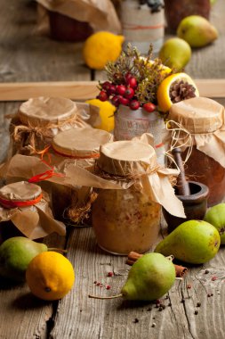 eski ahşap masa üzerinde cam kavanozlara ev yapımı reçel