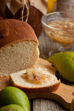 taze dilimlenmiş ekmek meyveleri ve ev yapımı reçel eski ahşap tablo