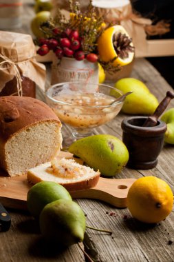 taze dilimlenmiş ekmek meyveleri ve ev yapımı reçel eski ahşap tablo