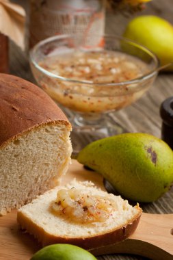 taze dilimlenmiş ekmek meyveleri ve ev yapımı reçel eski ahşap tablo