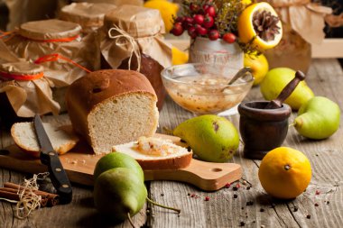taze dilimlenmiş ekmek meyveleri ve ev yapımı reçel eski ahşap tablo