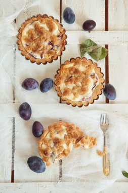 üzerine taze Erik ile lezzetli küçük tarts Üstten Görünüm