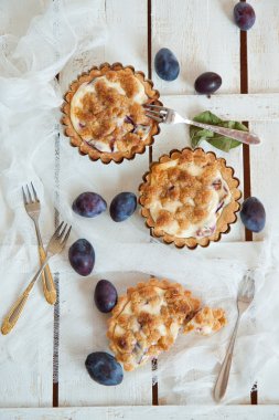 üzerine taze Erik ile lezzetli küçük tarts Üstten Görünüm