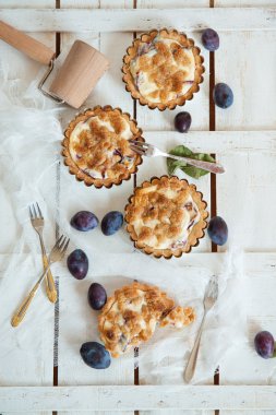 üzerine taze Erik ile lezzetli küçük tarts Üstten Görünüm