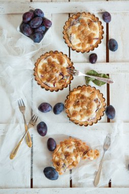 üzerine taze Erik ile lezzetli küçük tarts Üstten Görünüm