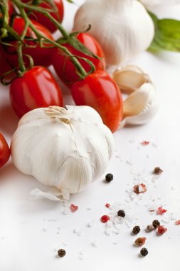 Sarmısakları domates ile